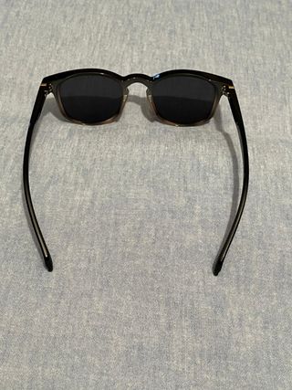 Occhiali da sole neri e marroni