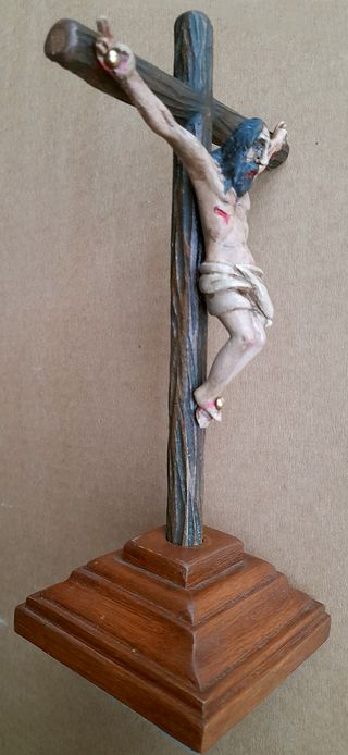 Cristo de madera tallado a mano en 1969