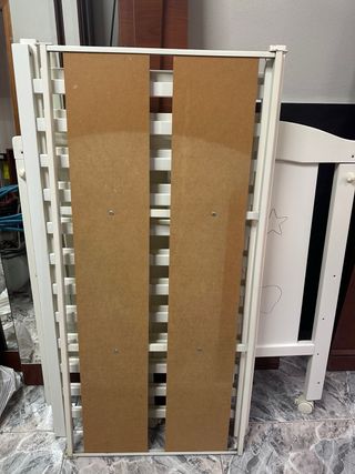 Cuna de bebé blanca con ositos