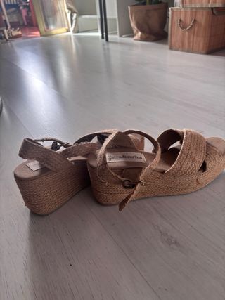 Cuñas de esparto beige y marrón