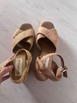 Cuñas de esparto beige y marrón