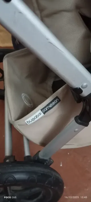 Carro de niño marrón con sillita de coche.