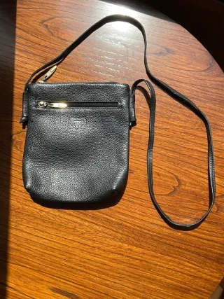 Bolso de cuero negro con cremallera