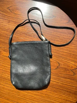 Bolso de cuero negro con cremallera