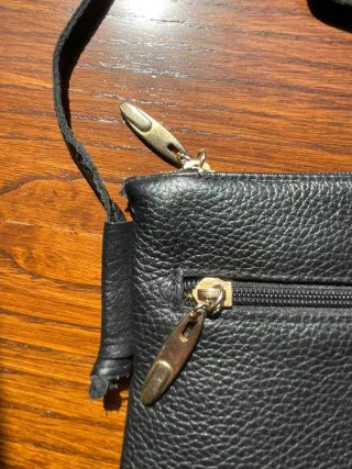 Bolso de cuero negro con cremallera