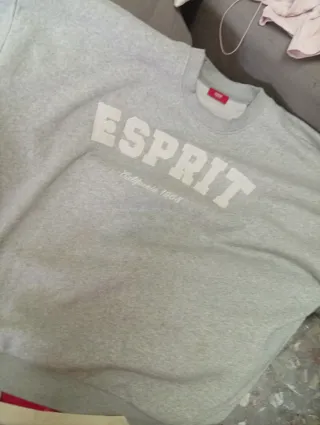 Sudadera Esprit Gris Talla XL. Pequeño agujerito