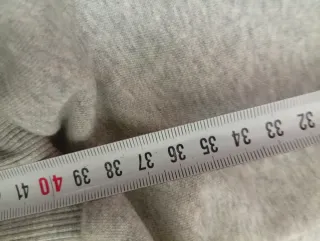 Sudadera Esprit Gris Talla XL. Pequeño agujerito