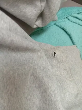 Sudadera Esprit Gris Talla XL. Pequeño agujerito