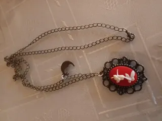 Colgante artesanal con camafeo rojo