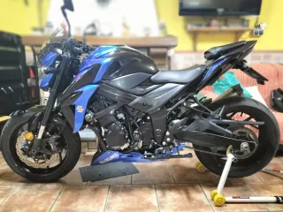 Suzuki GSXS 750