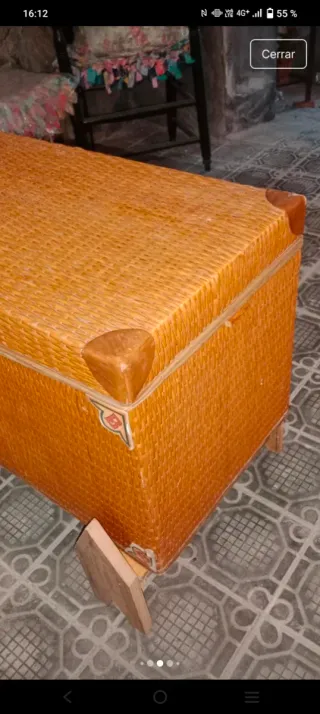 Arca antigua de mimbre y madera