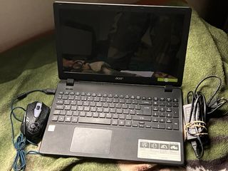 Laptop Acer Negra con Mouse RGB