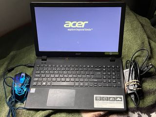Laptop Acer Negra con Mouse RGB
