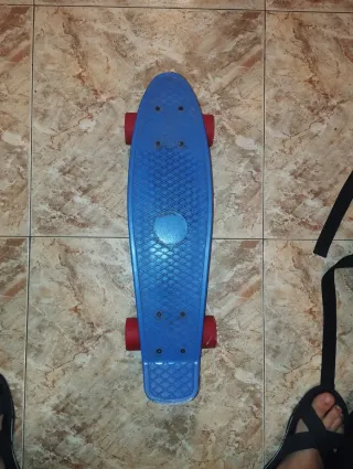 Patinete azul con ruedas rojas