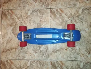 Patinete azul con ruedas rojas