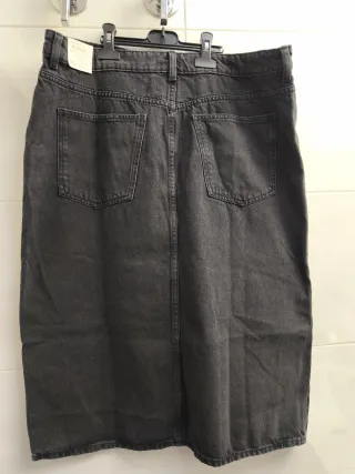 Falda midi vaquera negra. Con abertura delante.
