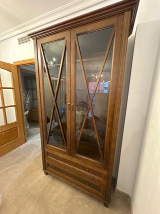 Vitrina clásica de madera y cristal