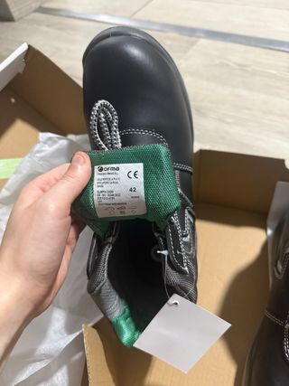 Zapatos de trabajo negros y verdes