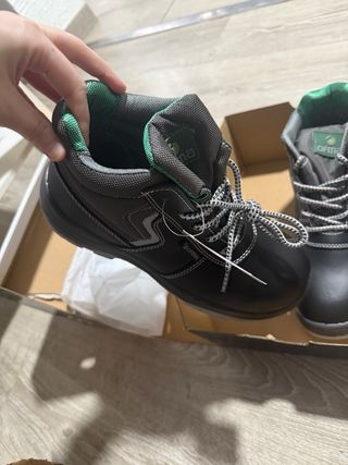 Zapatos de trabajo negros y verdes