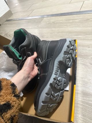 Zapatos de trabajo negros y verdes