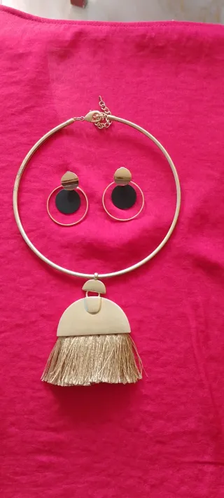 Collar y pendientes dorados y beige