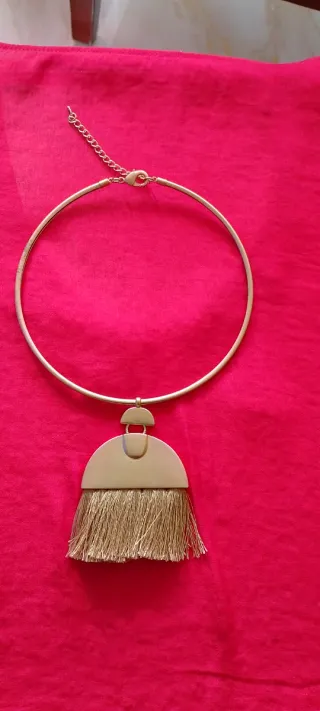 Collar y pendientes dorados y beige