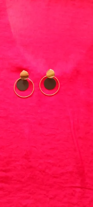 Collar y pendientes dorados y beige