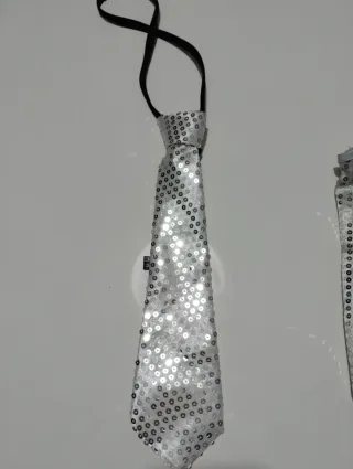 Chaleco y corbata lentejuelas plateadas