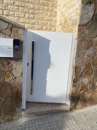 Puerta peatonal exterior