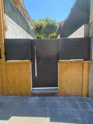 Puerta peatonal exterior