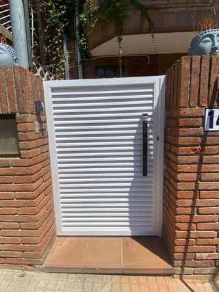 Puerta peatonal exterior