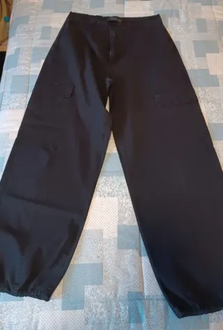 Pantalón cargo negro Stradivarius