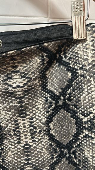 Leggings con estampado animal print tipo serpiente