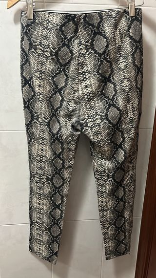 Leggings con estampado animal print tipo serpiente