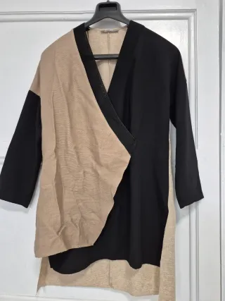 Camiseta Zara Beige y Negra