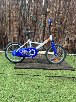 Bicicleta infantil blanca y azul