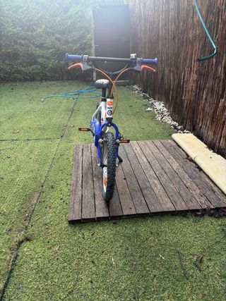 Bicicleta infantil blanca y azul