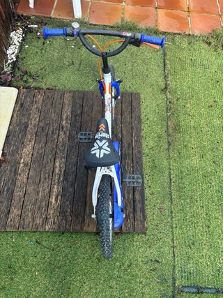 Bicicleta infantil blanca y azul