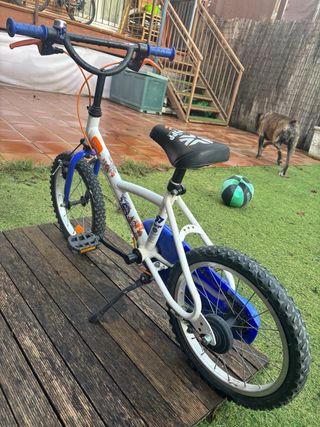 Bicicleta infantil blanca y azul