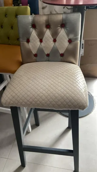 Mesa redonda roja con 4 sillas