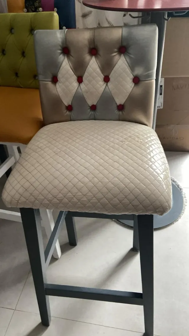 Mesa redonda roja con 4 sillas