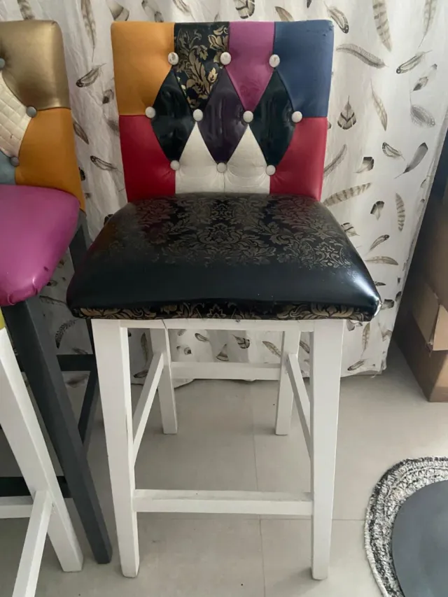 Mesa redonda roja con 4 sillas