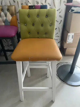 Mesa redonda roja con 4 sillas