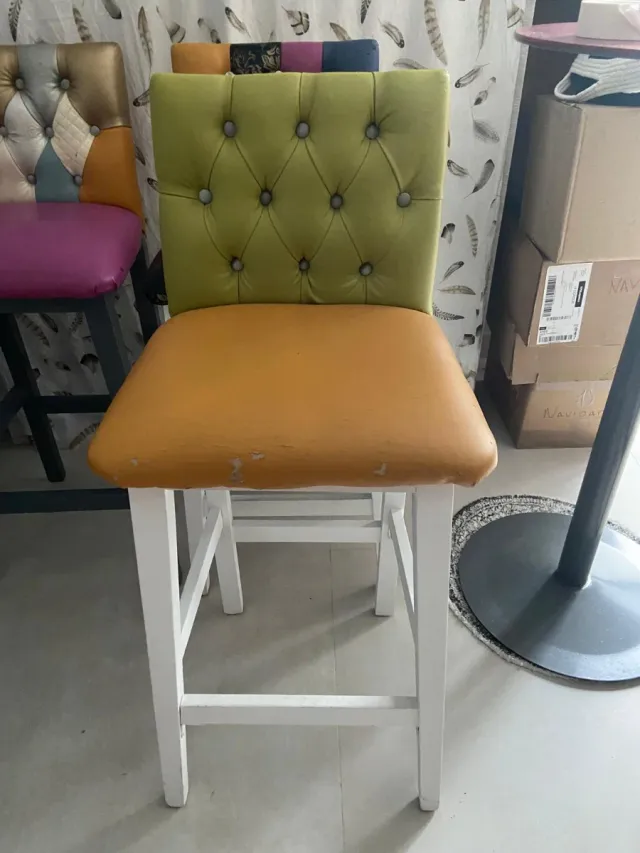 Mesa redonda roja con 4 sillas