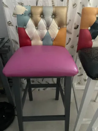 Mesa redonda roja con 4 sillas