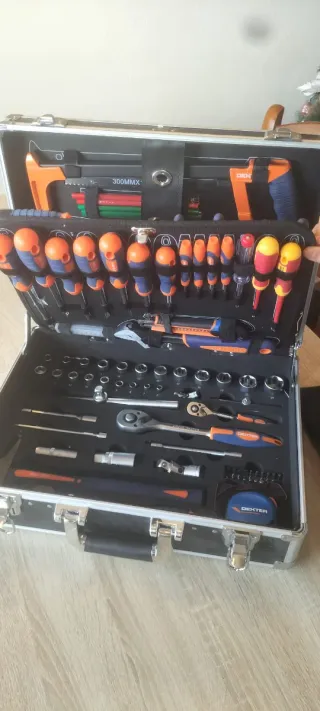 Taladro Bosch con caja de herramientas y tornillos