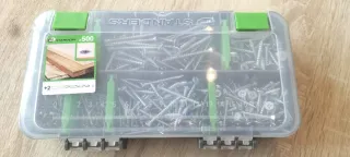 Taladro Bosch con caja de herramientas y tornillos