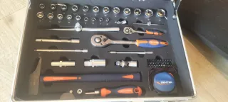 Taladro Bosch con caja de herramientas y tornillos