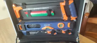 Taladro Bosch con caja de herramientas y tornillos