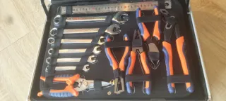 Taladro Bosch con caja de herramientas y tornillos